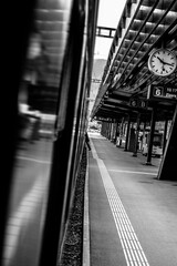 Zug im Bahnsteig Zizers Schweiz, Person steigt ein