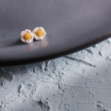 flores sobre plato