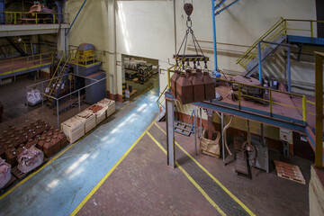 Loading process of ontainers with pure copper powder.