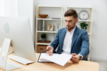 Naklejka premium businessmen computer desktop work self-confidence paper folder Gray background