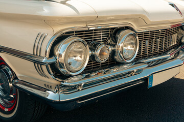 Frontscheinwerfer an einem alten amerikanischem Straßenkreuzer