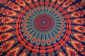 Rot-blaue Stofftischdecke mit Mandala-Muster