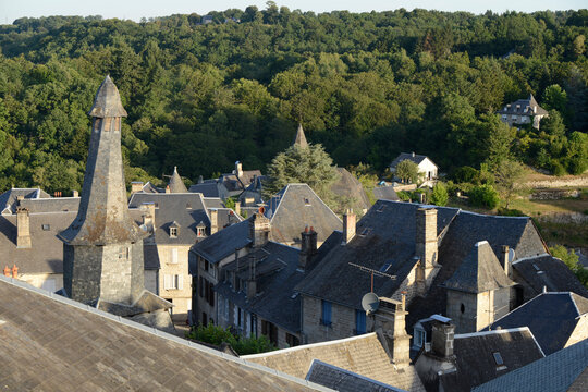 lever de soleil sur les toit d'un village de Corr&egrave;ze en &eacute;t&eacute; - Limousin