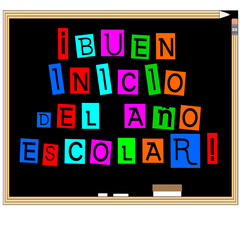 Buen inicio del año escolar escrito en español de todos los colores en una pizarra escolar
