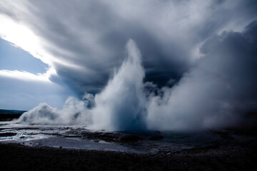 Fototapeta na wymiar storm on the sea geyser yellowstone