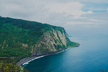 sea and mountains in hawaii