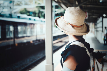 電車を待つ女性