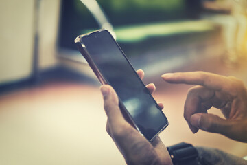 スマホを持つ女性の手元