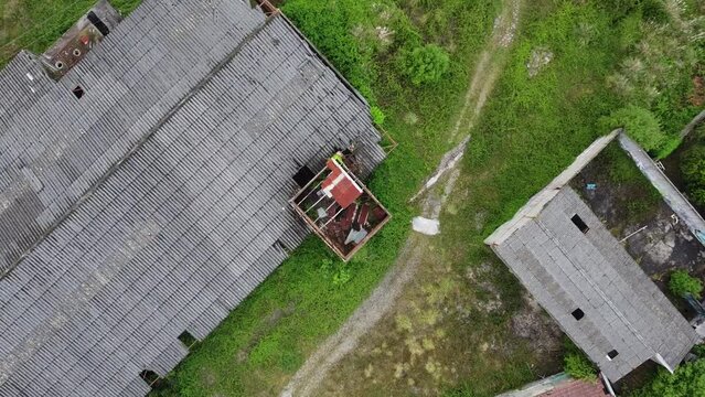 Vista a&eacute;rea de drone sobre f&aacute;brica abandonada	