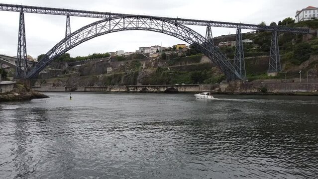 Vista a&eacute;rea de drone sobre a Ponte de D. Maria Pia, Porto - Portugal	
