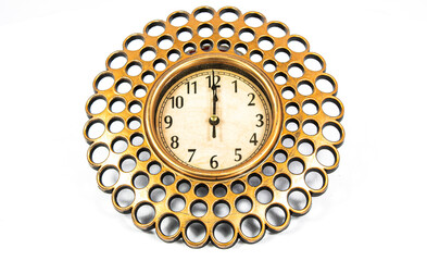 Reloj con diseño único dorado