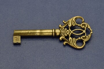 Detalle de una antigua llave sobre un fondo azul
