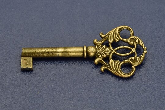 Detalle de una antigua llave sobre un fondo azul