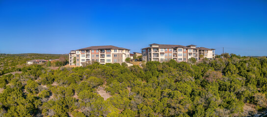Obraz premium Austin, Texas- Complex apartment buildings near the cliff in a panoramic view