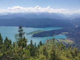 Fototapeta na wymiar Panoramablick im Sommer Walchensee