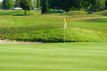 Obraz premium Golf pin flag on golf course green