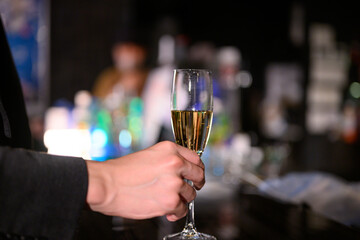 hands with glasses　Image of a bar at night