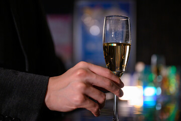 夜のバーのイメージ