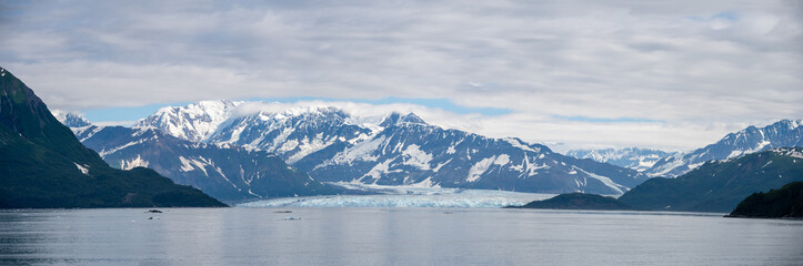 Fototapeta na wymiar View of the famous Hubbard Glacier in Alaska. The Hubbar Glaicier is the largest tide water glacier in north america and a populare destination fro cruise ships.