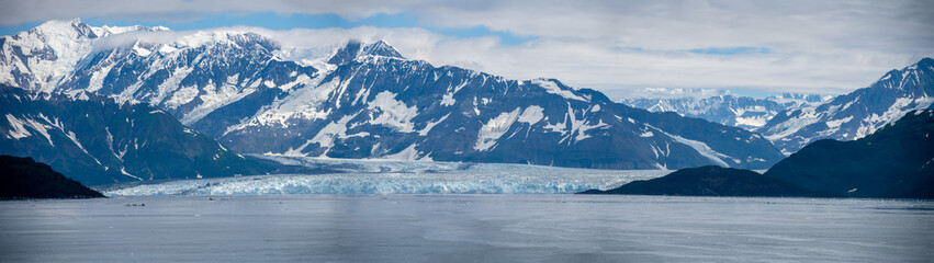 Obraz na płótnie Canvas View of the famous Hubbard Glacier in Alaska. The Hubbar Glaicier is the largest tide water glacier in north america and a populare destination fro cruise ships.