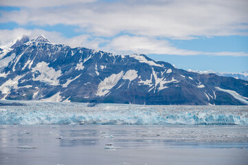 Fototapeta na wymiar View of the famous Hubbard Glacier in Alaska. The Hubbar Glaicier is the largest tide water glacier in north america and a populare destination fro cruise ships.