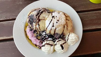 Sweet dumplings with blueberries and cream