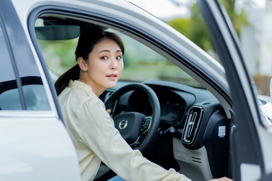 運転席に座る日本人女性