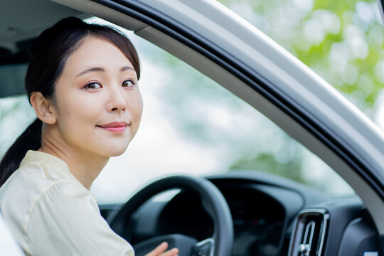 運転席に座る日本人女性