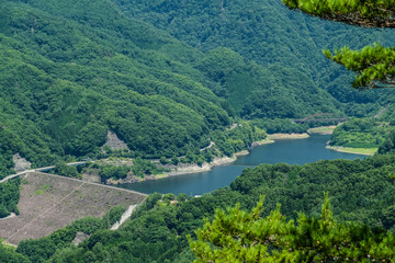 Fototapeta na wymiar 弥三郎岳の山頂から見る能泉湖