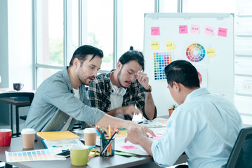 Obraz premium Diversity multiethnic team group of business people Present meeting conference room brainstorming business graph, chart. Multicultural Teamwork collaborate business team meeting together trust partner