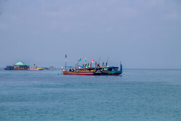 Obraz premium Ships walking in the middle of the blue sea at noon
