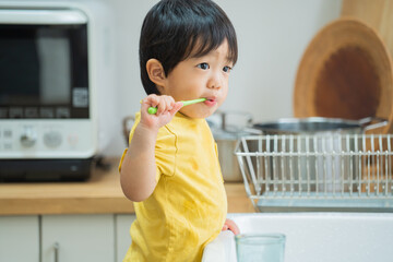 歯磨きをする日本人の男の子