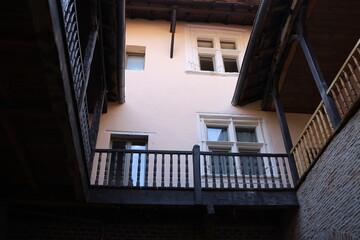Fototapeta premium Bâtiment typique, vue de l'extérieur, ville de Cahors, département du Lot, France