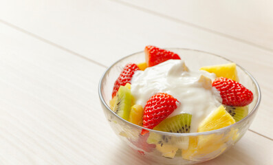 Yogurt and fruit in a glass bowl.  Yogurt, fruit, vitamins, nutrients, breakfast, dessert, etc.　 ガラスの器に入ったヨーグルトとフルーツ。ヨーグルト、フルーツ、ビタミン、栄養素、朝食、デザートなど