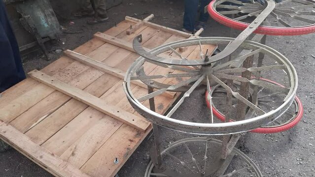 Indian Hand Cart Or Haath Gaadi Or Laari Or Wood Thela Gaadi Assembling.