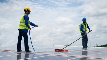 Obraz premium Construction workers clean solar panels for energy.Renewable Energy Battery Clean Mountain Climber Activities Work Uniforms.Managers discuss electric power ecology, human, renewable energy. 