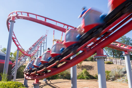 un man&egrave;ge &agrave; grande vitesse. Une f&ecirc;te foraine. un grand huit. Un man&egrave;ge &agrave; sensation. Un parc d'attractions. Des montagnes russes.