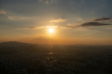 흐린 날  태양이 지는 모습