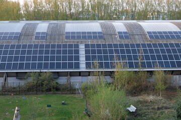 FU 2021-04-20 Cross 25 Auf dem Haus sind Solarplatten