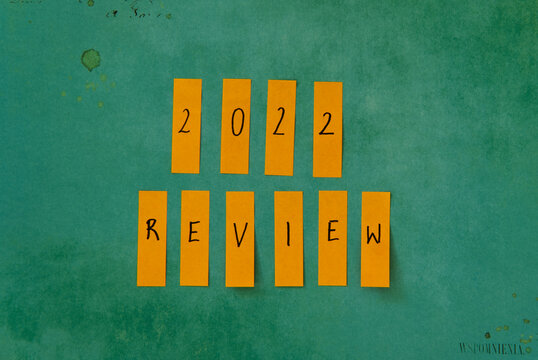 2022 review. Paper post it notes with 2022 sumary written. Concept photo of eva;uating the finished year