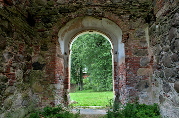 Fototapeta na wymiar The door of the church ruin