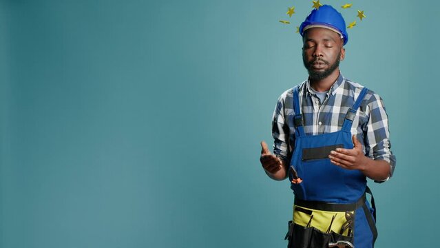 African american construction worker being dizzy and lightheaded, circle of stars above head concept. Engineer with hardhat, dizziness cartoonish style. 3d render animation.