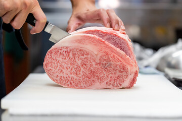 牛のブロック肉を切る