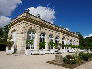 Fototapeta na wymiar bâtiment dans les jardins de Bagatelle dans le Bois de Boulogne à Paris