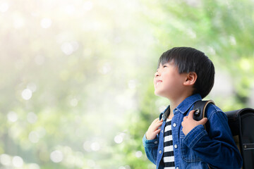 メインビジュアルにも！緑背景のランドセル男児