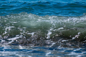 Fototapeta premium Ocean waves crashing on sandy beach. Sea waves breaking on shore.