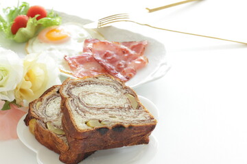 Bacon and sunny side up fried egg with marble bread