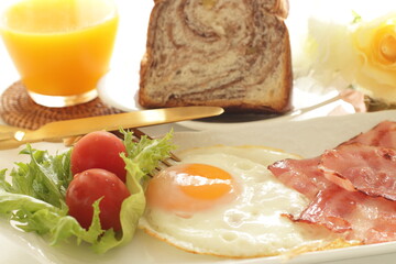Bacon and sunny side up fried egg with marble bread