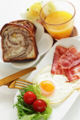 Bacon and sunny side up fried egg with marble bread