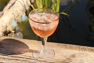Pomarańczowy koktajl alkoholowy w kieliszku z lodem